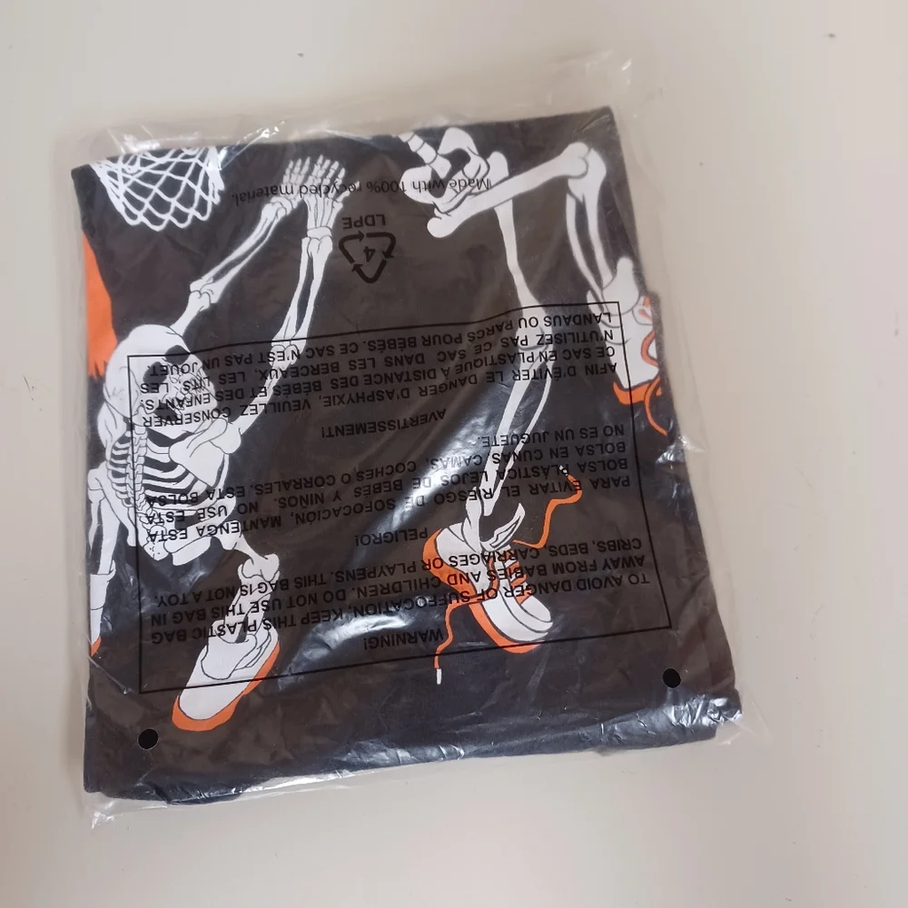 GLOW Skeletons playing basketball tee - L 8/10